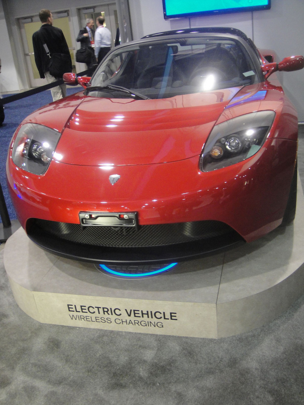 An early Tesla demo of wireless charging. Doug Kline / Pop Culture Geek, CC BY 